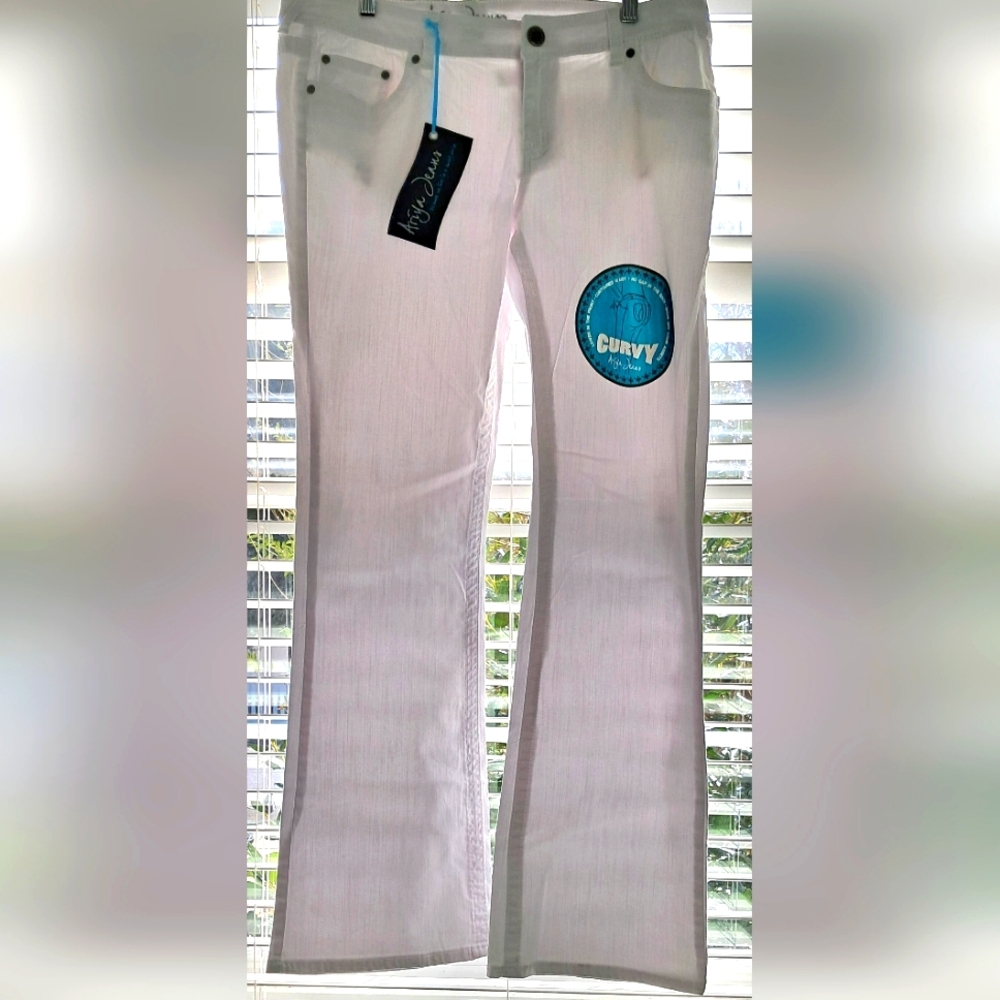 Ariya Jeans White Bootleg Jeans Sz 15/16 NWT
